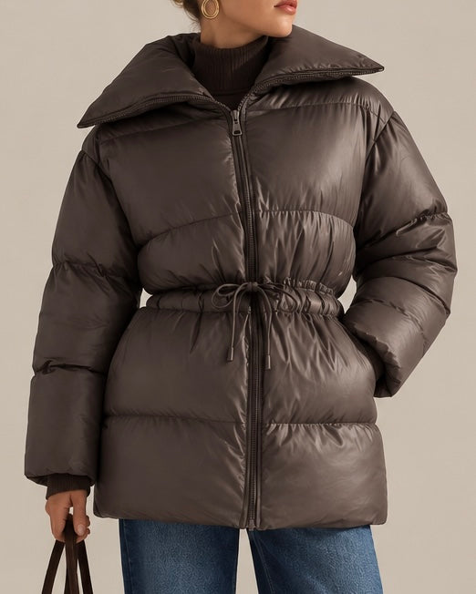 Puffer jakke med snører i taljen og bred krave