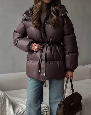 Glossy puffer jakke med snøre i taljen