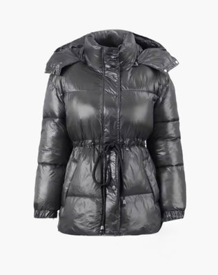 Glossy puffer jakke med snøre i taljen