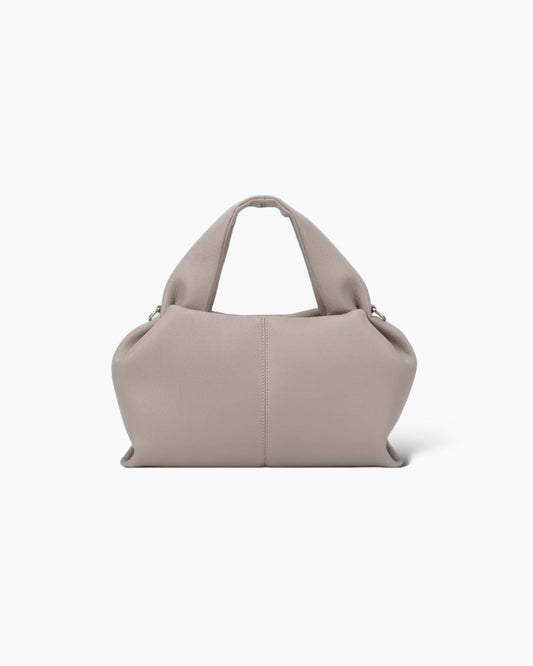 Patricia Taske - Lille i lysegrå, elegant håndtaske med blød struktur og moderne design. Fremstillet med to korte håndtag og aftagelig crossbody-rem. Perfekt til hverdagsbrug med praktisk rummelighed. Tasker, Patricia, Lædertasker (vegansk)