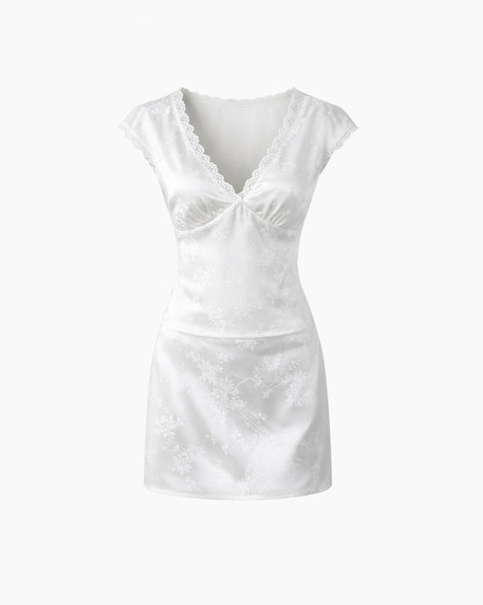 Satin sæt med blonder og blomsterdetaljer