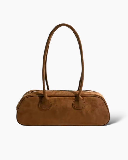 Aya Taske - Vegansk Ruskind shoulder bag in brown vegan suede with elongated design, dual long handles, and minimalist aesthetic. Features a spacious main compartment with clean lines and soft texture, perfect for everyday essentials. Measures 38cm length, 16cm height.