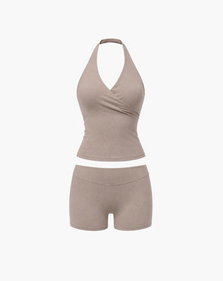 Træningssæt med halterneck top og shorts