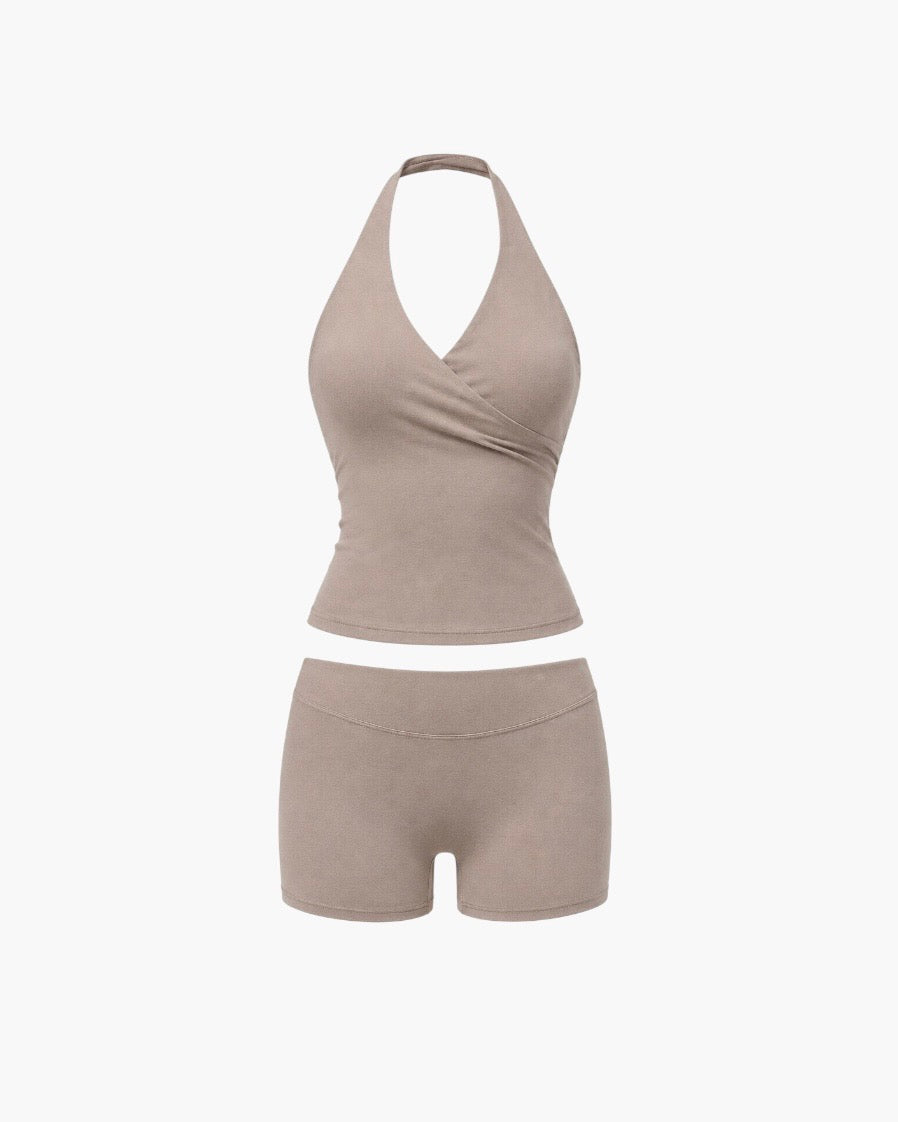 Træningssæt med halterneck top og shorts