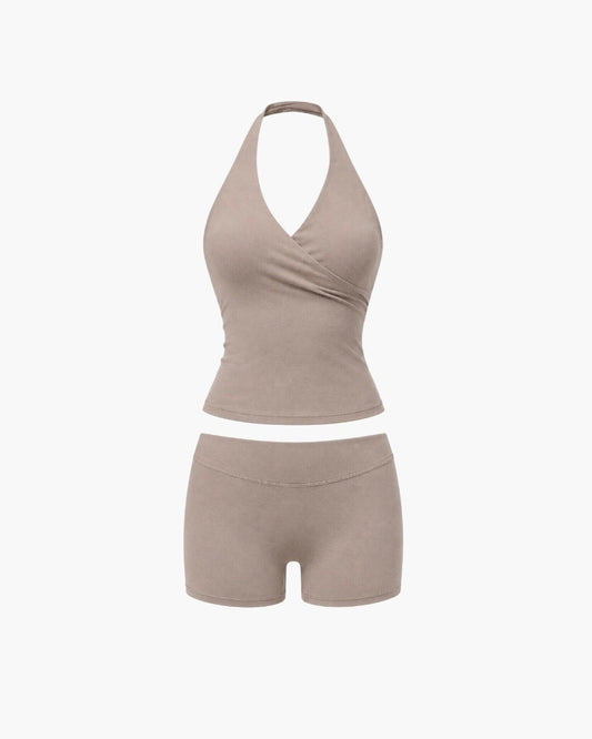Træningssæt med halterneck top og shorts