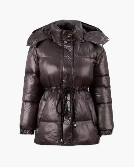 Glossy puffer jakke med snøre i taljen