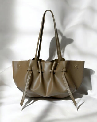 Taske med rynkedetalje og magneter i siden - vegansk læder - Skuldertasker - Khaia