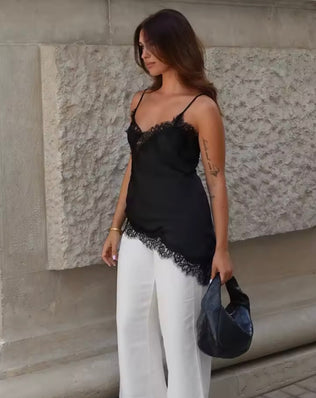 Asymmetrisk satin top med blonder