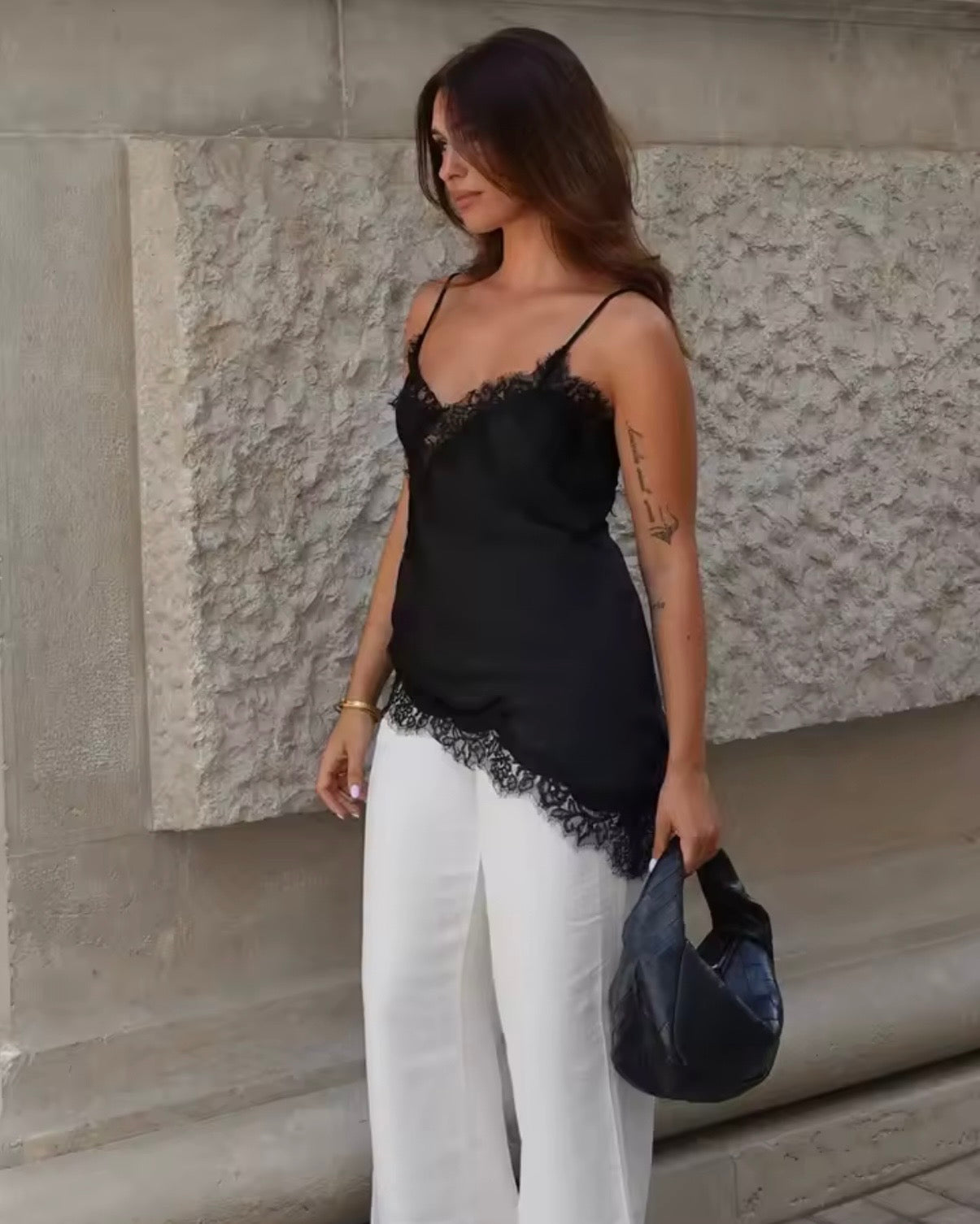 Asymmetrisk satin top med blonder