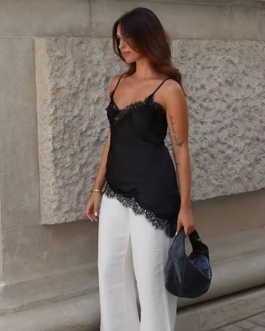 Asymmetrisk satin top med blonder