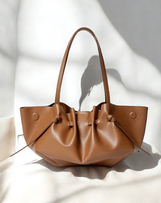 Taske med rynkedetalje og magneter i siden - vegansk læder - Skuldertasker - Khaia