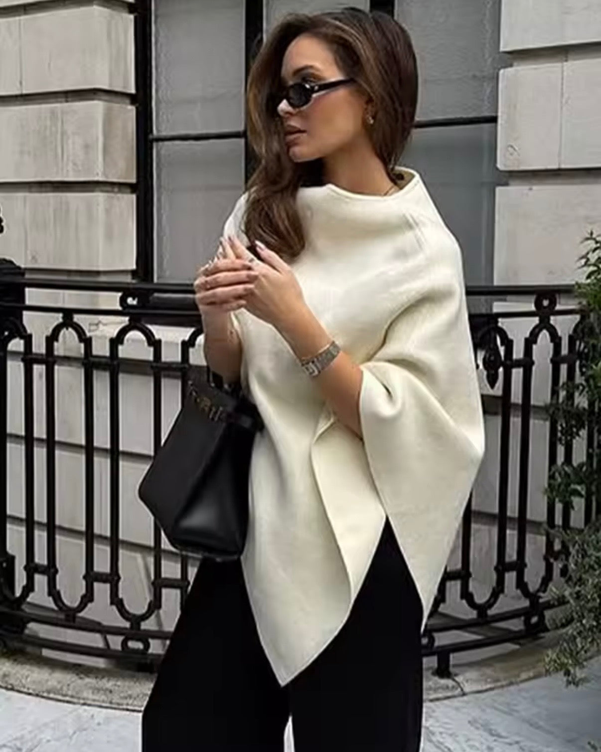 Elegant asymmetrisk poncho/kappe