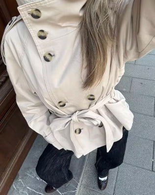 Kort trenchcoat med bælte