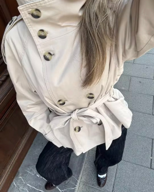 Kort trenchcoat med bælte