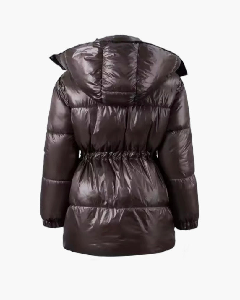 Glossy puffer jakke med snøre i taljen