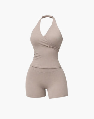 Træningssæt med halterneck top og shorts