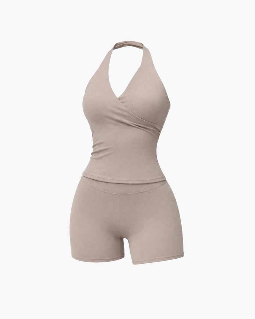 Træningssæt med halterneck top og shorts