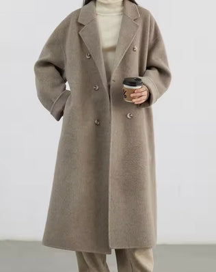 Dobbelttradet uldfrakke i børstet uld med knapper