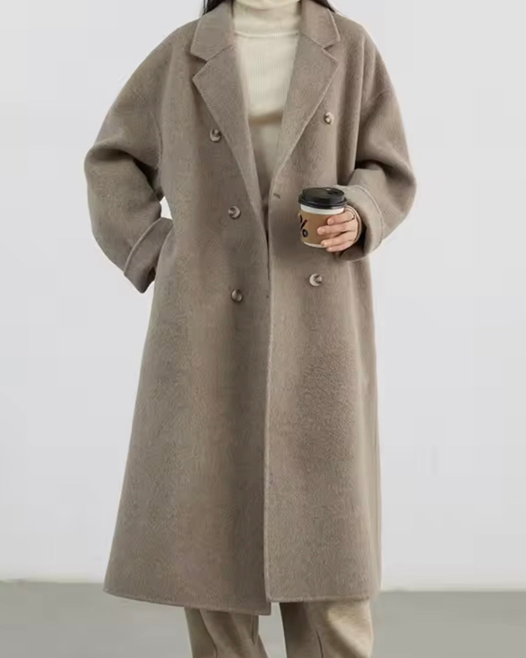 Dobbelttradet uldfrakke i børstet uld med knapper