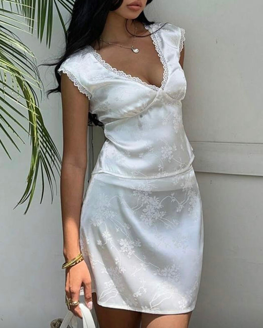 Satin sæt med blonder og blomsterdetaljer