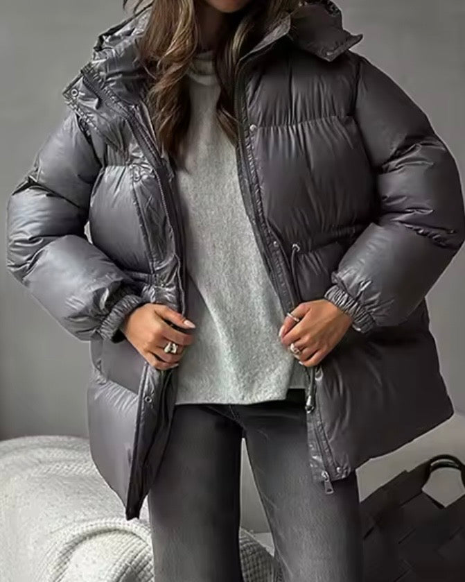 Glossy puffer jakke med snøre i taljen