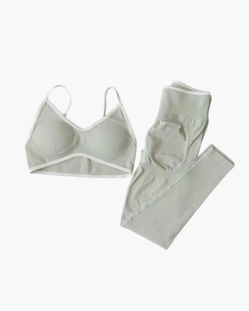 Træningssæt med hvide kanter