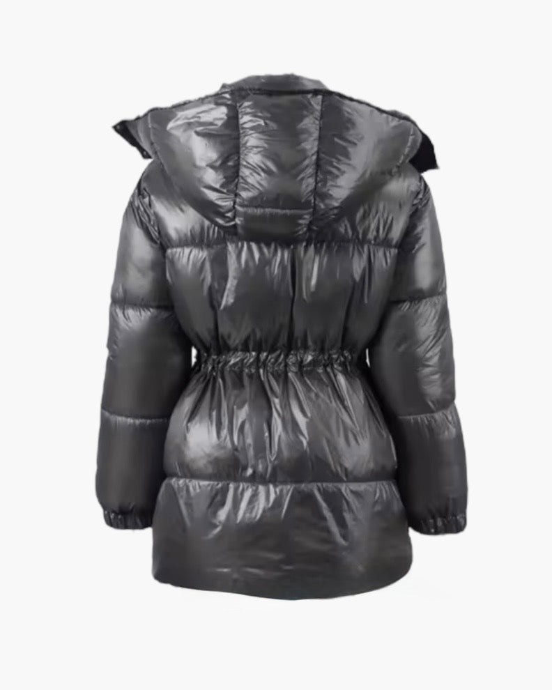Glossy puffer jakke med snøre i taljen