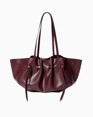 Taske med rynkedetalje og magneter i siden - vegansk læder - Mørkerød - Skuldertasker - Khaia