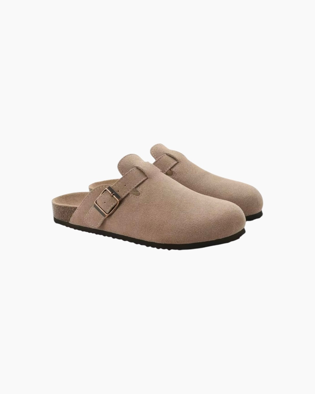 Boston Clogs Hjemmesko/sandaler i beige ruskind med justerbar metalspænde, ergonomisk fodseng og lukket taa. Klassisk slip-on design perfekt til indendørs og afslappet brug. Komfortabel og stilren hverdagssko med blød overflade.