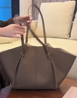 Vifteformet skuldertaske i læder